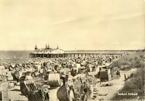 AK, Seebad Ahlbeck, Usedom, Seebrücke und Strand, belebt, 1964