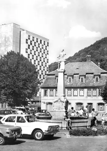 AK, Suhl, Partie am Waffenschmiedbrunnen, belebt, 1976