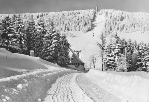 AK, Kurort Oberwiesenthal, winterlicher Blick zum Fichtelberg, 1969