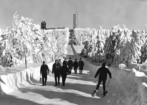 AK, Kurort Oberwiesenthal, winterlicher Blick zum Fichtelberg, Urlauber, 1970