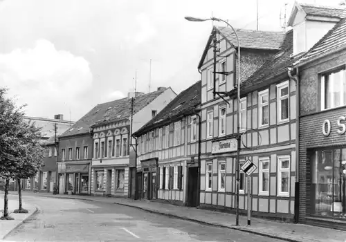 AK, Osterburg Altmark, Helmut-Just-Str. mit Geschäftshäusern, 1981