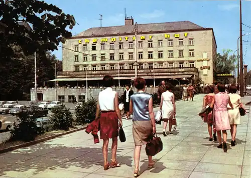 AK, Karl-Marx-Stadt, Interhotel "Chemnitzer Hof", belebt, 1971