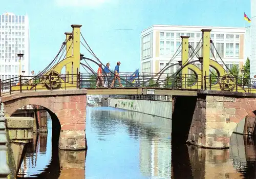 AK, Berlin Mitte, Jungfernbrücke, belebt, 1984