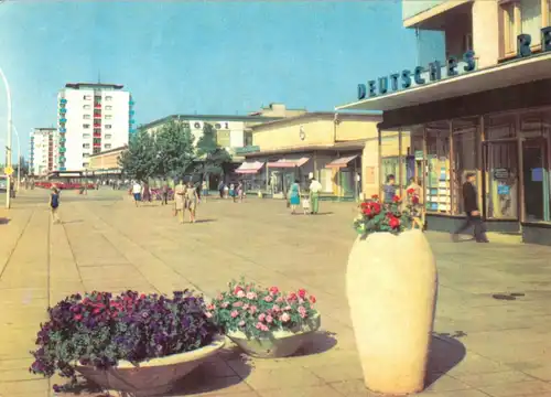 AK, Eisenhüttenstadt, Leninallee mit Reisebüro, belebt, 1969