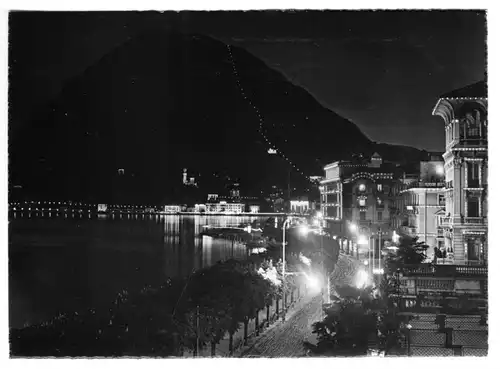 AK, Lugano, TI, Hafen und Monte S. Salvatore, nächtliche Teilansicht, um 1960