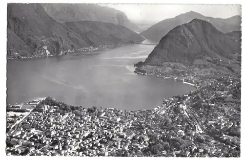 AK, Lugano, TI, Luftbild-Totale und Monte S. Salvatore, um 1960