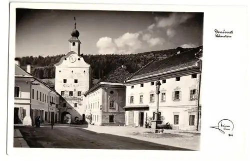 AK, Gmünd, Kärnten, Straßenpartie mit Stadttor, 1955
