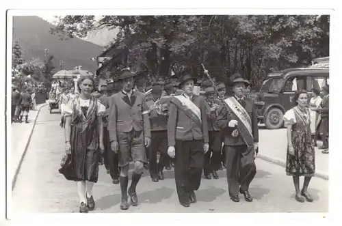 AK, in oder bei Graz, Steiermark, Trachtenaufzug mit Kapelle, Echtfoto, um 1939