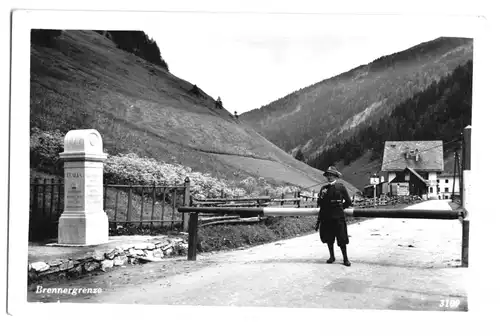 AK, Brennergrenze Tirol - Italien, mit Grenzposten und Grenzstein, 1941