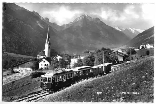 AK, Telfes, Stubaital, Tirol, Teilansicht mit Kirche und Eisenbahn, um 1965
