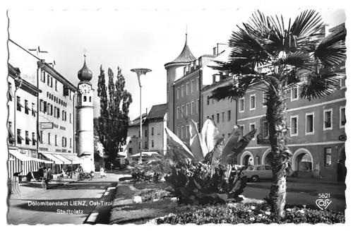AK, Lienz, Ost-Tirol, Stadtplatz, belebt, 1961