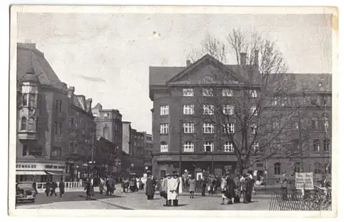 AK, Mährisch Ostrau, Ostrava, Hauptstr. belebt, um 1950