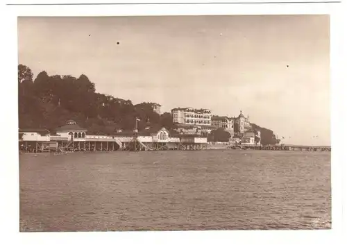 Echtfoto 1930, 12 x 17 cm, Sassnitz Rügen, Teilansicht mit Bädern, um 1930