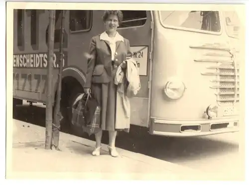 Echtfoto, Berlin, Frau vor zeitgenössischem Lininenbus, 1955