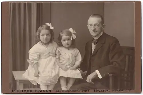 Kabinettfoto, Mädchen mit Großvater, um 1900, Atelier Richard Kaiser, Bautzen