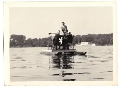 Echtfoto, Berlin Zehlendorf, Tretboot auf dem Stölpchensee, 1950