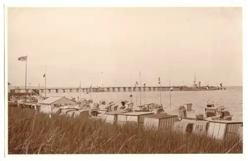 Foto im AK-Format, Zinnowitz Usedom, Strandpartie mit Seebrücke, um 1930