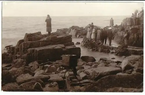 AK, Insel Bornholm, Helligdammen, Urlauber auf den Klippen, um 1930