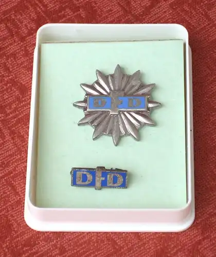 Ehrennadel des DFD in Silber, mit Urkunde, 1977