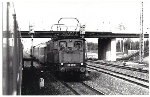 Foto im Format 9 x 14cm, Nürnberg, E-Lok 117 107-3 im Bf. Nürnberg-Eibach, 1977