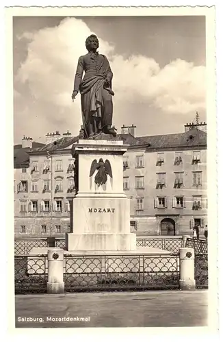 AK, Salzburg, Partie mit Mozartdenkmal, ca. 1955