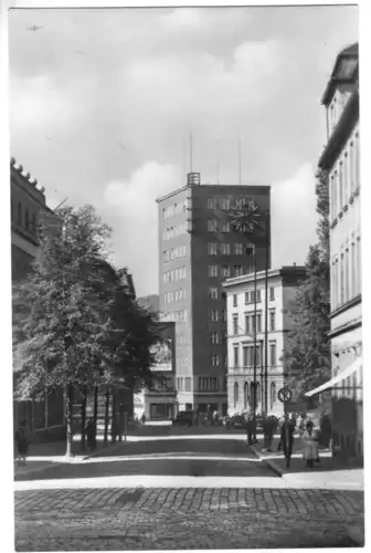 AK, Gera, Straßenpartie mit Hochhaus, 1958