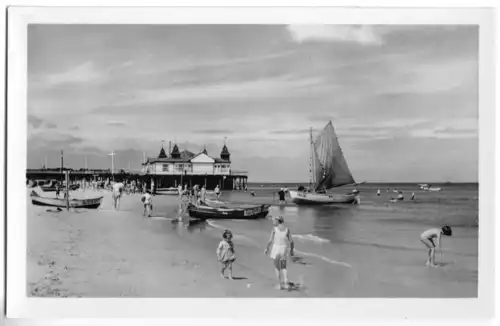 AK, Seebad Ahlbeck auf Usedom, Strandpartie mit Seebrücke, belebt, 1955