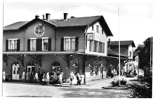 AK, Bad Elster, Bahnhof mit Vorplatz, belebt, 1961