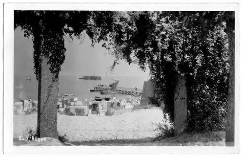 AK, Binz Rügen, Blick zu Strand und Seebrücke, 1957, Echtfoto