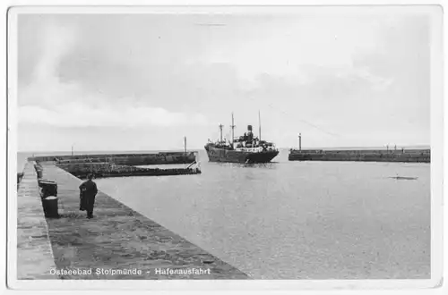 AK, Stolpmünde, Ustka, Hafenausfahrt mit Schiff, um 1938