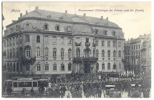 AK, Mainz, Einbringen der Fahnen nach der Parade, Straßenbahn, 1906