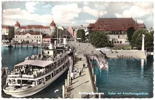 AK, Konstanz Bodensee, Hafen mit Dampfer, belebt, 1960