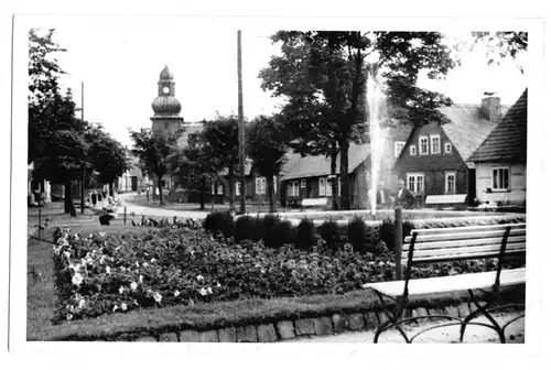 AK, Frauenwald Thür., Straßenpartie mit Springbrunnen