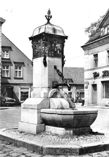 AK, Buckow Märkische Schweiz, Brunnen am Markt, 1977