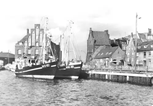 AK, Wismar, Hafen und Wassertor, Fischereischiffe, 1983