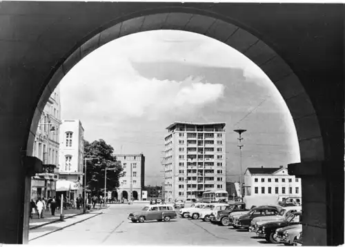 AK, Rostock, Straßenpartie mit Parkplatz, 1963