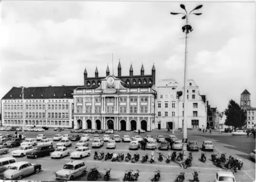 AK, Rostock, Rathaus, Pkw und Motorräder, 1968