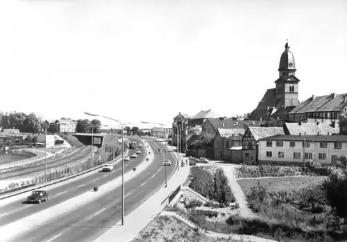 AK, Waren Müritz, Straßenpartie mit Kirche und Bahnanlagen, 1982
