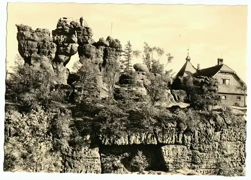 AK, Kurort Oybin Zittauer Gebirge, Felsentor und Töpferbaude auf d. Töpfer, 1962