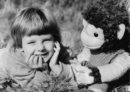 Ansichtskarte, Kinder und Spielzeug, Mädchen und Plüschaffe, 1979