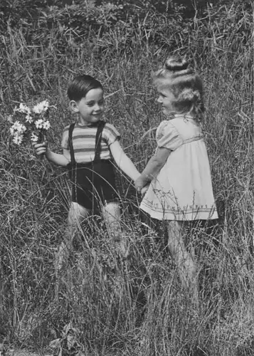 Ansichtskarte, Geburtstag, Junge und Mädchen auf Wiese mit Blumenstrauß, 1964