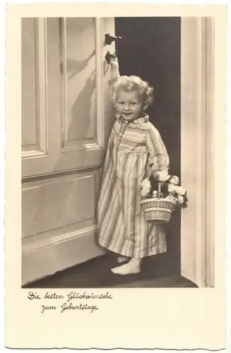 Ansichtskarte, Geburtstag, Mädchen mit Blumenkorb in Tür, um 1950