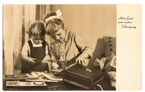 Ansichtkarte, Einschulung, zwei Mädchen mit Schulmappe und Schulbüchern, 1965