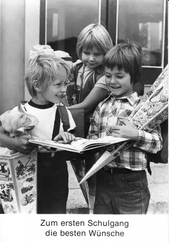 Ansichtskarte, Einschulung, drei Kinder mit Schultüten und Fibel, 1982