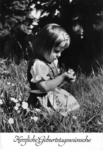 Ansichtskarte, Geburtstag, Mädchen auf Wiese beim Blumenpflücken, 1981