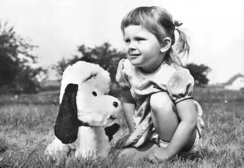 Ansichtskarte, Kinder und Spielzeug, Mädchen mit Plüschhund, 1982