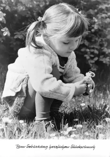 Ansichtskarte, Geburtstag, kleines Mädchen pflückt Gänseblümchen, 1976