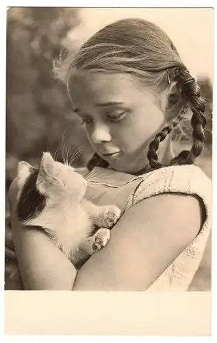 Ansichtskarte, Kinder und Tiere, Mädchen mit Katze im Arm, 1962