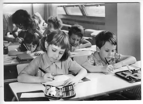 Ansichtskarte, Einschulung, Kinder im Klassenraum beim Schreiben, 1975