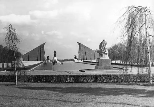 Foto im AK-Format, Berlin Treptow, Sowjetisches Ehrenmal, Gesamtansicht, 1956